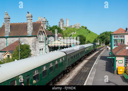 Château de Corfe gare sur la ligne de Swanage-Norton Banque D'Images