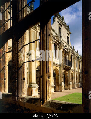 KIRBY HALL, le Northamptonshire. Voir, par la fenêtre, de côté nord de la cour intérieure. Banque D'Images