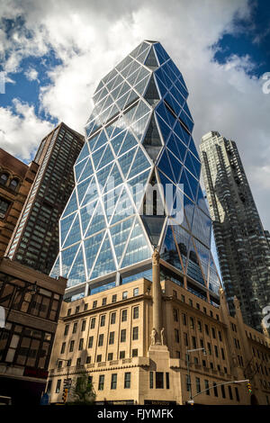 La Hearst Tower, à New York, avec sa base de 1928 par Joseph Urban et son tour 2006 par Sir Norman Foster. Banque D'Images