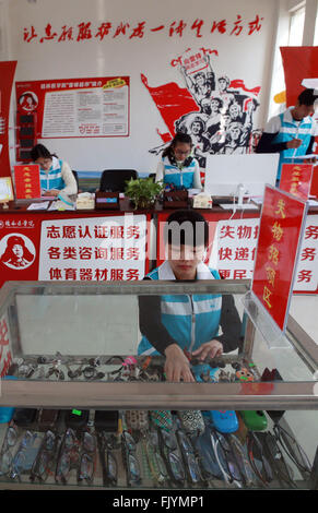 (160304) -- GUILIN, 4 mars 2016 (Xinhua) -- Un bénévole sortes hors de perdu articles à un Lei Feng supermarché au Lingui campus de l'Université de médecine de Guilin à Guilin, Chine du Sud, région autonome Zhuang du Guangxi, le 4 mars 2016. Lei Feng, un jeune soldat chinois dans les années 1960, est connu pour se consacrer presque tout son temps libre et de l'argent pour aider de manière désintéressée les nécessiteux. Il est mort après avoir été frappé par la chute d'une perche tout en aidant un autre soldat d'un camion le 15 août 1962. Lei Feng's jour tombe le 5 mars chaque année. Le Lei Feng supermarché à Guilin Medical University, qui a ouvert ses portes en novembre Banque D'Images