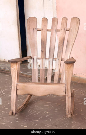 Chaise à bascule traditionnelle sur le porche à Vinales, province de Pinar del Rio, Cuba, Antilles, Caraïbes, Amérique centrale en mars Banque D'Images