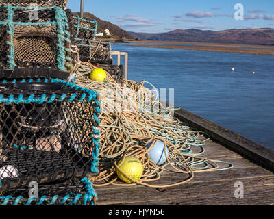 Équipement de pêche locales pour les crabes et homards sur le quai de Aberdyfi en attente d'être chargées sur les bateaux de pêche. Banque D'Images