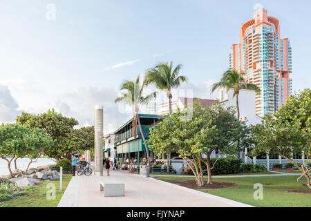 Promenade avec des gens de South Pointe Park et Portofino Tower, quartier South Beach de Miami Beach, Floride, USA Banque D'Images