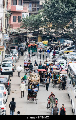 Scène de rue avec les piétons, charrettes, vélos-pousse, voitures, Delhi, Inde, Asie Banque D'Images