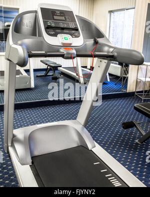 Tapis roulant dans un club de remise en forme typique Banque D'Images