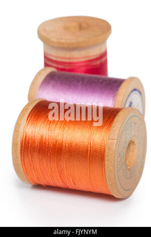 Trois tiroirs colorés d'orange, violet et rouge fil de nylon sur fond blanc Banque D'Images