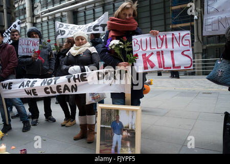 Pour protester contre l'extérieur de son vieux Fernando Montero de travail. Londres, Royaume-Uni. Le 17 décembre 2015, Fernando Montero est mort suite à une crise cardiaque. Pour les 5 dernières années, il a été employé comme un géant en sous-traitant à la sers avec persévérance Édifice Willis, dans la ville. Pendant ce temps, il a été victime d'une culture de travail destructeur. Ses supérieurs lui a crié à plusieurs reprises en public, lui refuse le droit d'utiliser les toilettes en dehors de la pause, et n'a pas réussi à lui accorder le congé annuel. Le jour de sa mort, Fernando a appelé un ami dans un état de détresse. Trop hâte de retourner au travail, en raison de l'treatme Banque D'Images