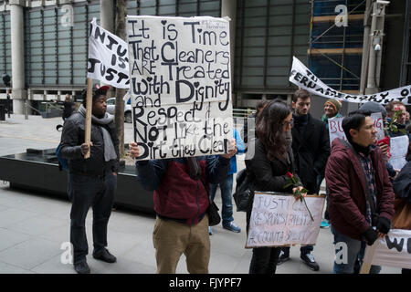 Pour protester contre l'extérieur de son vieux Fernando Montero de travail. Londres, Royaume-Uni. Le 17 décembre 2015, Fernando Montero est mort suite à une crise cardiaque. Pour les 5 dernières années, il a été employé comme un géant en sous-traitant à la sers avec persévérance Édifice Willis, dans la ville. Pendant ce temps, il a été victime d'une culture de travail destructeur. Ses supérieurs lui a crié à plusieurs reprises en public, lui refuse le droit d'utiliser les toilettes en dehors de la pause, et n'a pas réussi à lui accorder le congé annuel. Le jour de sa mort, Fernando a appelé un ami dans un état de détresse. Trop hâte de retourner au travail, en raison de l'treatme Banque D'Images