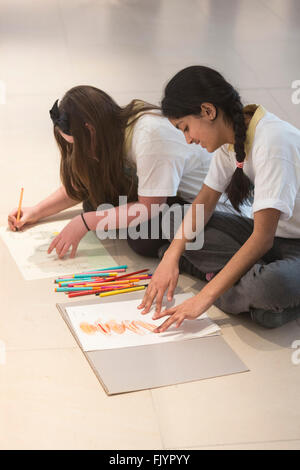 Londres, Royaume-Uni. 4 mars 2016. Les élèves de l'école primaire Charlton Manor essayant de recréer certains des dessins sur l'écran. Christie's King Street dévoilent les œuvres pour la soirée vente aux enchères 'c'est notre monde' le 10 mars 2016. L'argent recueilli aidera le grand tirage, un enseignement des arts de la charité et le Jupiter Artland Foundation. Crédit : Images éclatantes/Alamy Live News Banque D'Images