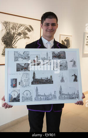 Londres, Royaume-Uni. 4 mars 2016. Jeune artiste à venir Rockman Zoom (15) affiche certaines de ses œuvres pour la vente aux enchères. Christie's King Street dévoilent les œuvres pour la soirée vente aux enchères 'c'est notre monde' le 10 mars 2016. L'argent recueilli aidera le grand tirage, un enseignement des arts de la charité et le Jupiter Artland Foundation. Crédit : Images éclatantes/Alamy Live News Banque D'Images