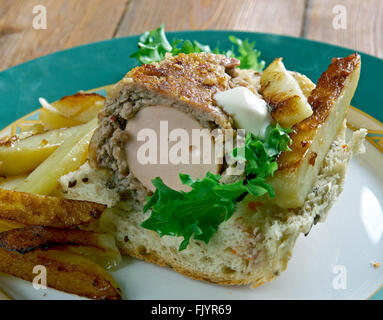 Hamdog - American plat qui se compose d'un hot-dog qui est enroulée dans une galette de boeuf, frites, une poignée de frites. Banque D'Images