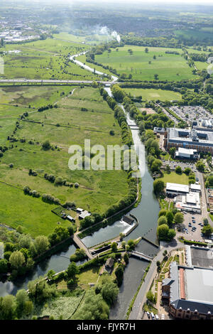 Une vue aérienne de la rivière Lea passant près de Ware en Hertfordshire Banque D'Images