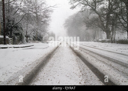 Le Derbyshire frontière près de Sheffield, Royaume-Uni. 4 mars, 2016. Le poids de la neige commence à couvrir Ringinglow Road à l'entrée de Sheffield. Crédit : Gary Bagshawe/Alamy Live News Banque D'Images