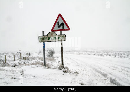 Le Derbyshire frontière près de Sheffield, Royaume-Uni. 4 mars, 2016. Conditions de Blizzard sur la frontière de Derbyshire près de Sheffield. Crédit : Gary Bagshawe/Alamy Live News Banque D'Images