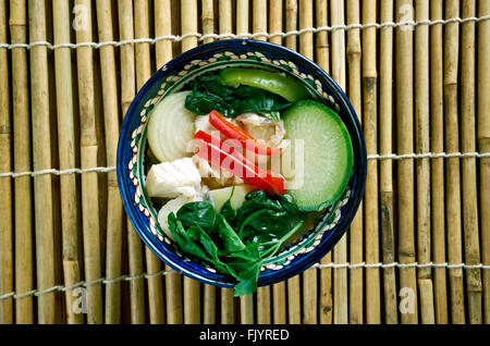 Samlar machu - terme en langue khmère soupes aigres .plats Cambodgiens Banque D'Images