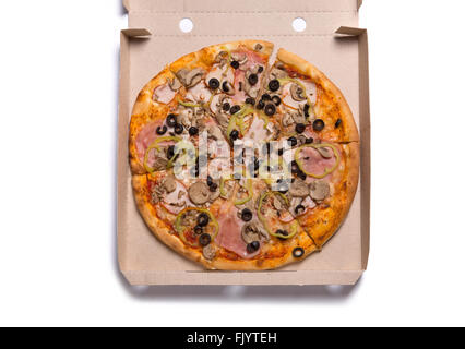 Vue de dessus de pizza savoureuse dans fort, isolé sur fond blanc Banque D'Images