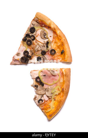 Vue de dessus deux tranches de pizza, isolé sur fond blanc Banque D'Images