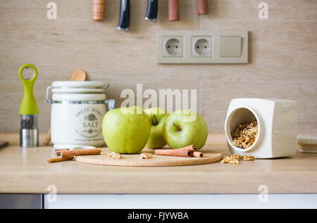 Apple-pie ingrédients sur la table de cuisine Banque D'Images