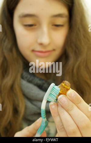 Brosse à dents en forme de fille avec ambre, Musée Darss, Prerow, Darss, Schleswig-Holstein, Allemagne Banque D'Images