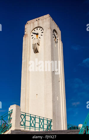 Tour de l'horloge et arrêt de bus, Seaton Carew, Teesside, Angleterre Banque D'Images