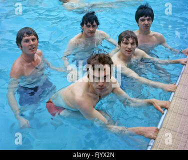 Groupe pop britannique les à Ruislip Lido, au nord de Londres, en août 1965 avec Van Morrison, deuxième à partir de la droite. Photo Tony Gale Banque D'Images