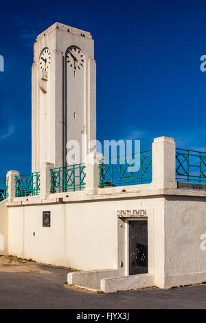 Tour de l'horloge et arrêt de bus, Seaton Carew, Teesside, Angleterre Banque D'Images