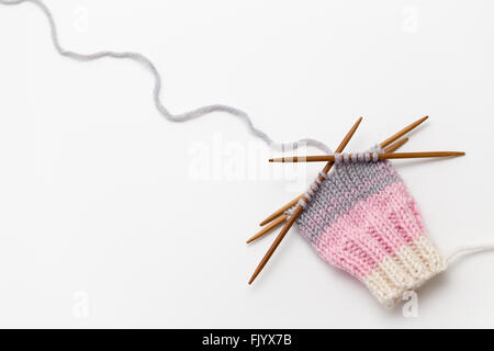 Le tricot en rond sur les aiguilles doubles pointes Banque D'Images