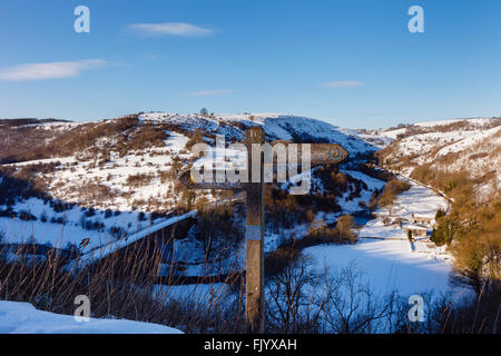 Sentier à signpost Monsal Head Dale Monsal ci-dessus avec l'hiver la neige en parc national de Peak District Derbyshire, Angleterre Royaume-uni Grande-Bretagne Banque D'Images