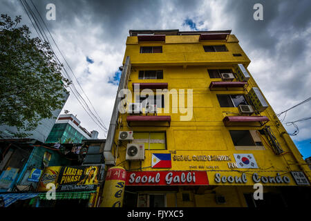 Bâtiments le long de General Luna, dans Poblacion, Makati, Metro Manila, Philippines. Banque D'Images