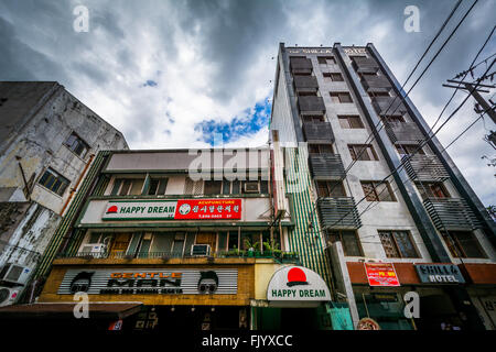 Bâtiments le long de General Luna, dans Poblacion, Makati, Metro Manila, Philippines. Banque D'Images