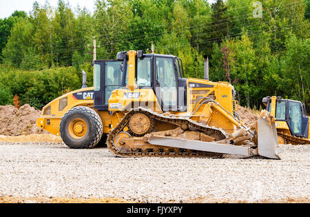 Bulldozer lourd chargement et déménagement du gravier sur la construction de routes plan du Banque D'Images