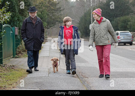 Les grands-parents et petit-fils faire une promenade Banque D'Images