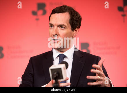 Chancelier de l'Échiquier, George Osborne, prendre la parole à la Chambre de Commerce britannique à Londres Banque D'Images