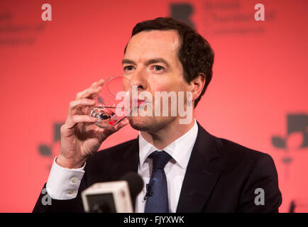 Chancelier de l'Échiquier, George Osborne, prendre la parole à la Chambre de Commerce britannique à Londres Banque D'Images