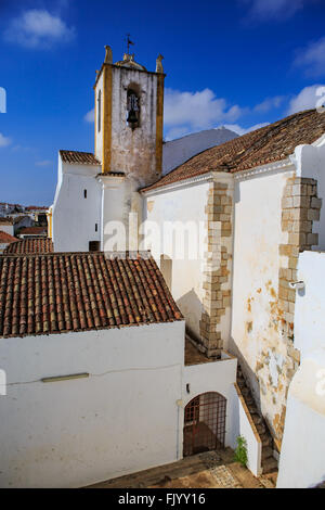 TAVIRA, ALGARVE, PORTUGAL - circa 2015 SEPTEMBRE : les rues de la ville de Tavira, en Algarve au sud du Portugal Banque D'Images