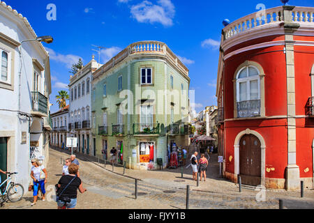 TAVIRA, ALGARVE, PORTUGAL - circa 2015 SEPTEMBRE : les rues de la ville de Tavira, en Algarve au sud du Portugal Banque D'Images