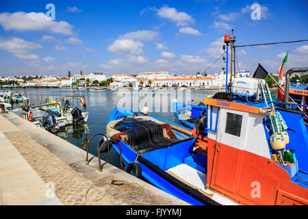 TAVIRA, ALGARVE, PORTUGAL - CIRCA Septembre, 2015 : La promenade in the Golfer's Paradise Rio de Tavira sur l'Algarve au sud du Portugal Banque D'Images