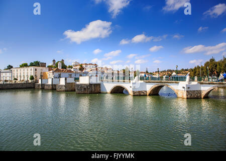 TAVIRA, ALGARVE, PORTUGAL - CIRCA Septembre, 2015 : La promenade in the Golfer's Paradise Rio de Tavira sur l'Algarve au sud du Portugal Banque D'Images