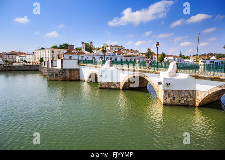 TAVIRA, ALGARVE, PORTUGAL - CIRCA Septembre, 2015 : La promenade in the Golfer's Paradise Rio de Tavira sur l'Algarve au sud du Portugal Banque D'Images