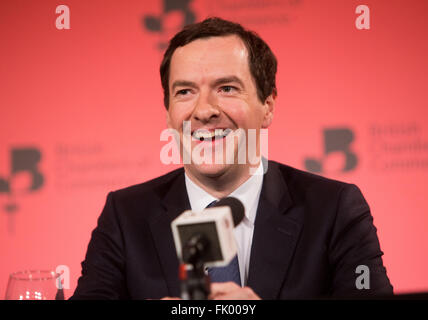 Chancelier de l'Échiquier, George Osborne, prendre la parole à la Chambre de Commerce britannique à Londres Banque D'Images