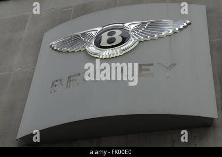 Logo voiture Bentley signe extérieur Jack Barclay car showroom à Berkeley Square Londres Angleterre. Banque D'Images