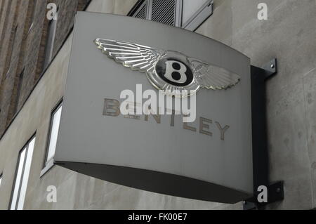 Logo voiture Bentley signe extérieur Jack Barclay car showroom à Berkeley Square Londres Angleterre. Banque D'Images