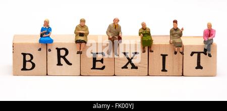 Le mot Brexit miniature avec des gens assis sur le dessus. Banque D'Images