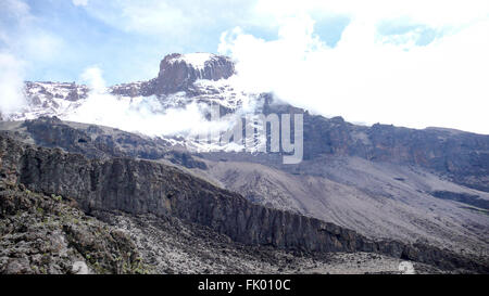 Sommet du mont Kilimanjaro enveloppée de nuages. Banque D'Images