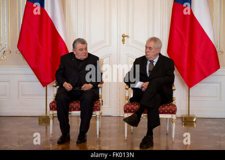 Cérémonie de signature de documents sur les demandes de restitution de l'Église catholique romaine sur l'immobilier à certains du Château de Prague, avec le Président Zeman (à droite) et le Cardinal Dominik Duka (à gauche) s'est déroulée à Prague, en République tchèque, le 4 mars 2016. République tchèque Bureau présidentiel et l'Église catholique a signé des biens traiter après de longues disputes. Les gains de l'église St George's Convent et nouvelle résidence du prévôt. (Photo/CTK Michal Kamaryt) Banque D'Images