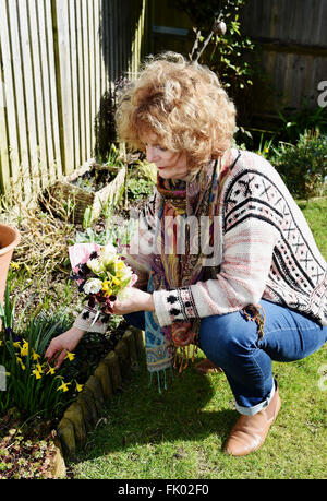 Posy de fleurs de printemps y compris les jonquilles cueillies dans le jardin pour la Fête des Mères, UK Banque D'Images