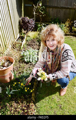 Posy de fleurs de printemps y compris les jonquilles cueillies dans le jardin pour la Fête des Mères, UK Banque D'Images