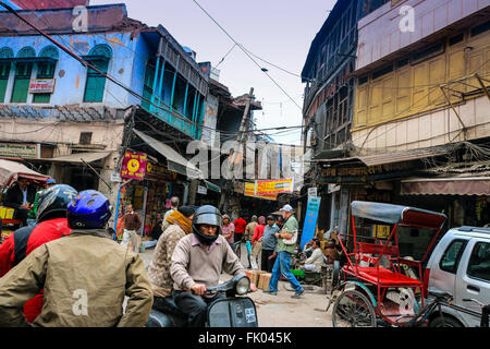 Les piétons, motos et voitures dans les rues étroites de Delhi, Inde, Asie Banque D'Images