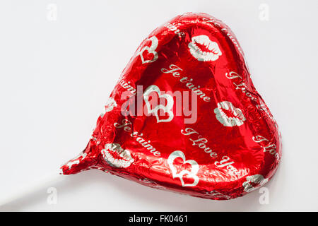 Je t'aime Je t'aime le chocolat au lait en forme de cœur solide lolly pour la Saint-Valentin sur fond blanc - idéal pour la Saint-Valentin, jour de la Saint-Valentin Banque D'Images