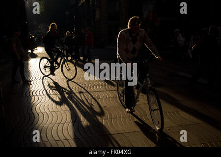 Les touristes à vélo par la Rambla de Barcelone, Espagne. Banque D'Images